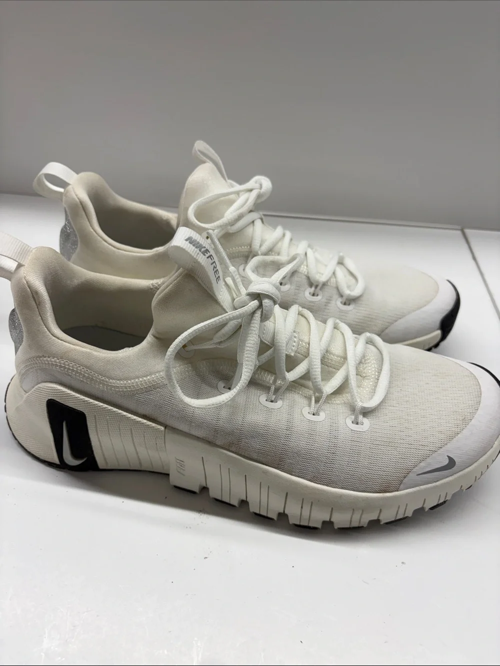 Used Nike Training Free Metcon 6 trainers in white and glitter Women’s size 10